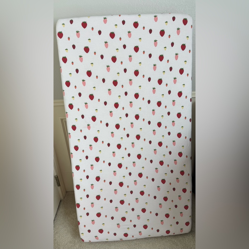 Kyte Baby Crib Sheet in Strawberry Print